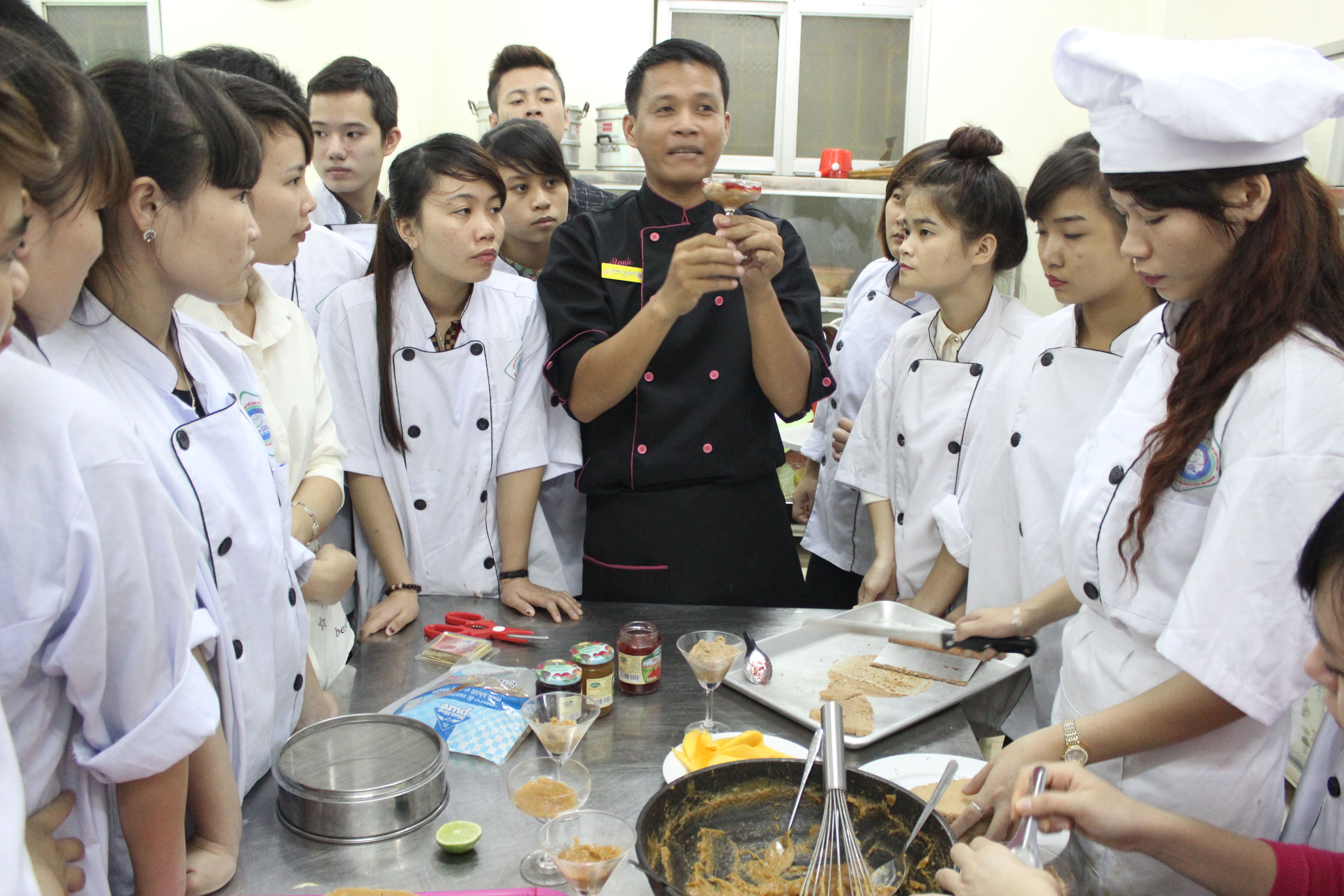 Giờ học thực hành làm bánh với giảng viên Philippines.jpg
